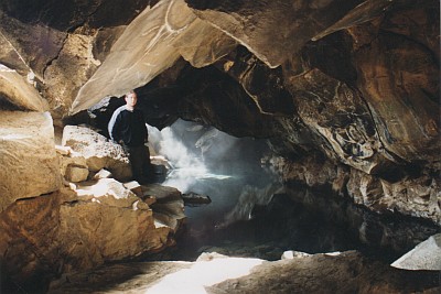 Grjótagjá Höhle mit heißer Quelle.