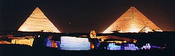 Pyramiden von Gyzeh und Sphinx bei Nacht.