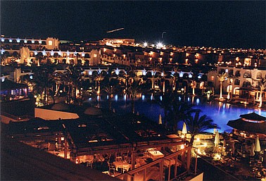 Hotel in Sharm El Sheik bei Nacht.