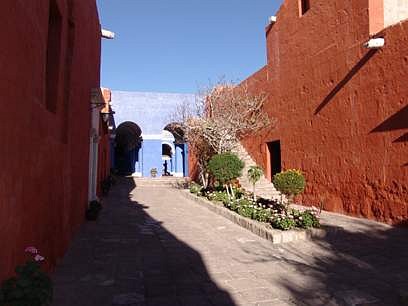 Farbenprächtige Gänge des Klosters von Arequipa.