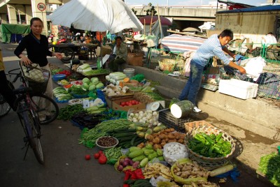 Chinesischer Obst- und Gemüsemarkt am Straßenrand.