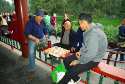 Chinesische Senioren spielen im Park.