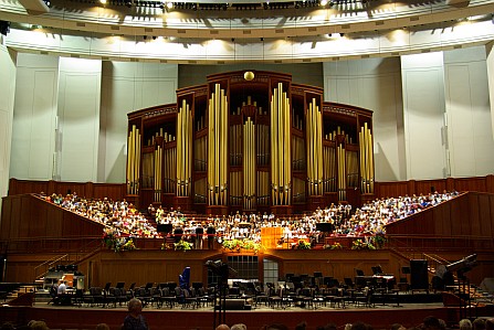 Orgel und Chor im Convention-Center der Mormonen.