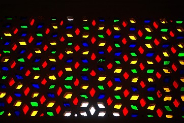 Farbenprächtiges Glasmosaik im Palast der Winde.