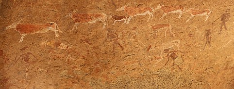 Felsmalerei: Menschen jagen ein Zebra, ein Oryx und andere Antilopen.
