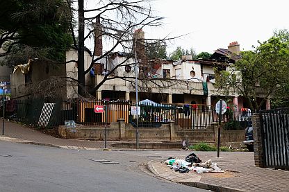 Besetzte Häuser im Straßenbild von Johannesburg.