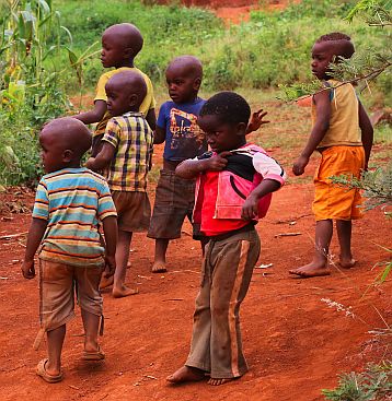 Ärmliche südafrikanische Kinder vom Land.