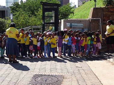 Südafrikanische Schulklasse auf dem Constitution Hill.