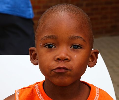Porträt eines südafrikanischen Kindes.