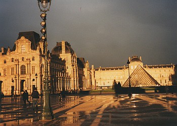 Louvre in der Abenddämmerung.
