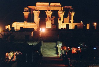 Doppeltempel von Kom Ombo bei Nacht.