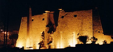 Luxor bei Nacht.