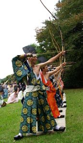Traditionelles Bogenschießen beim Tempelfest des Meiji-Shrines.