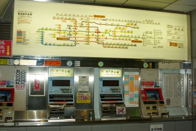 Japanischer U-Bahn-Plan und Ticket-Automat.