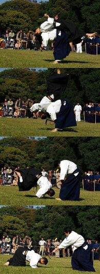 Kampfszenen beim Tempelfest des Meiji-Shrines.