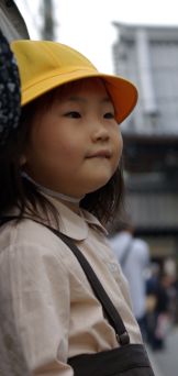 Ein japanisches Mädchen schaut dem Bogenschießen in Osaka zu.