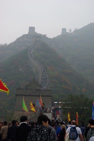 Chinesische Mauer im Nebel.