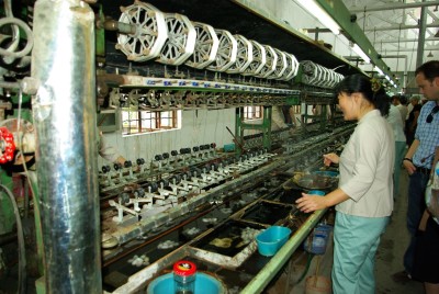 Abwickeln der Kokons in der Seidenfabrik.