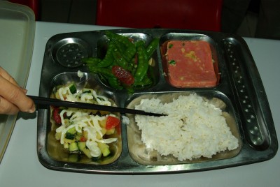 Tablett mit chinesischem Essen.