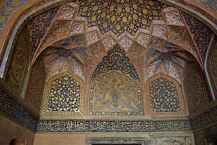 Prächtiges Deckengewölbe am Grab von Akbar.