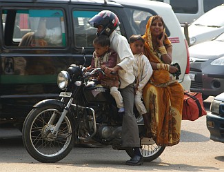 Indische Motorradfahrer.
