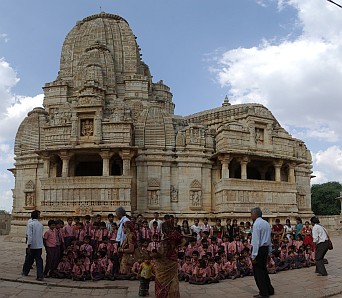 Indische Schule: Gruppenfoto vor dem Kumbha-Shyama-Tempel in Chittorgarh.
