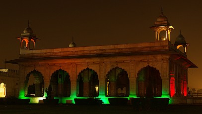Rotes Fort von Delhi von innen bei Nacht.