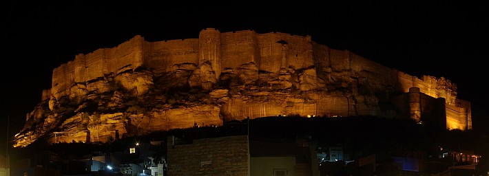 Mehrangarh-Fort bei Nacht.