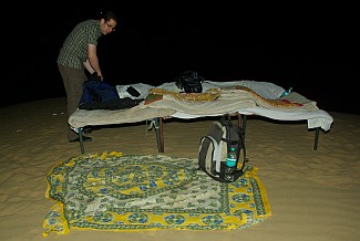 Nachtlager in der Wüste auf einer Düne.