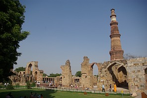 Qutb-Komplex mit Siegessäule.