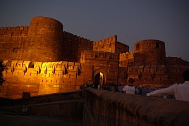 Rotes Fort von Agra bei Nacht.
