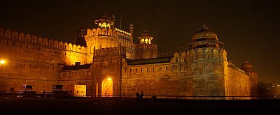 Rotes Fort von Delhi bei Nacht.