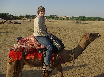 Sigrid reitet auf einem Kamel.