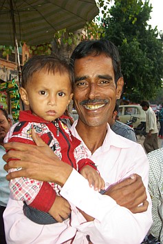 Indischer Vater mit Kind.