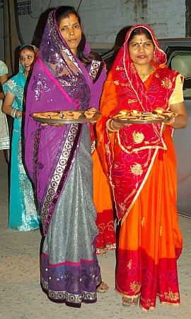 Indische Frauen an Diwali.