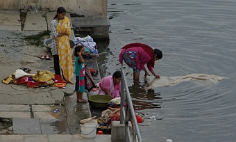 Indische Frauen waschen ihre Wäsche im Pichola-See.