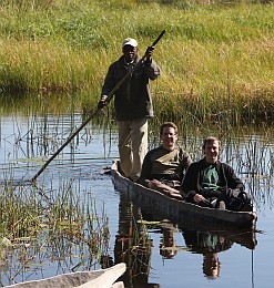 Im Mokoro durch das Okavango-Delta.