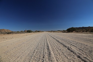 Straße und Landschaft in Namibia.