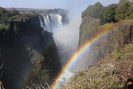 Gischt der Victoriafälle mit Nebenregenbogen.