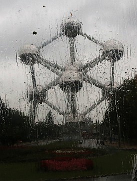 Atomium im Regen.