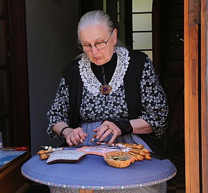 Belgische Dame beim Klöppeln.