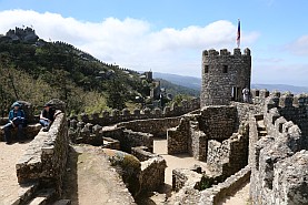 Die Ruinen des Castelo dos Mouros (Burg der Mauren) erstrecken sich weit auf dem Bergkamm entlang und überblicken die Ebene von Sintra.