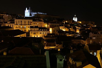 Die Kirche Largo da Sé (Lissabon) bei Nacht.