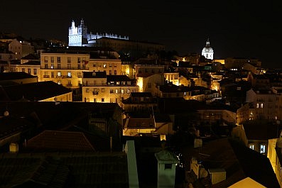 Die Kirche Largo da Sé (Lissabon) bei Nacht.