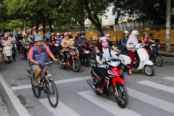 Es ist in Vietnam ganz einfach, eine Straße zu überqueren. Man muss lediglich zwei Dinge beherzigen: Erstens langsam gehen, zweitens Augen schließen. Wenn man nicht auf den Verkehr achtet, dann weichen die unzähligen Mopeds und Motorräder schon aus, sonst aber denken ihre Fahrer, dass man selber zur Seite springen kann.