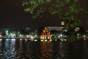 Der Schildkrötenturm im See des zurückgegebenen Schwertes erinnert daran, dass eine Schildkröte im 15. Jahrhundert einem Bauern ein magisches Schwert übergab, mit dem dieser die vietnamesischen Feinde besiegte.