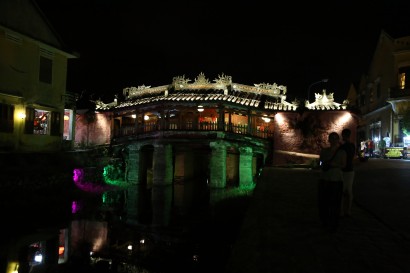Die Tempelbrücke von Hoi An ist abends stimmungsvoll beleuchtet.