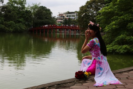 Vietnamesische Studentin in festlicher Kleidung.
