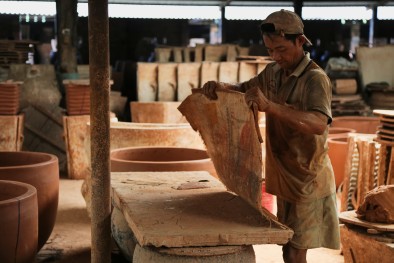 Vietnamesischer Arbeiter in einer Fabrik für Töpferwaren.