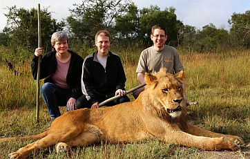 Sigrid, Eicke, und Dirk mit einem Löwen.